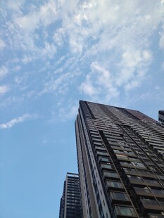 仰拍晴空下的高层楼宇
