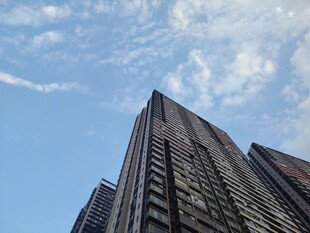 仰拍城市高层楼宇