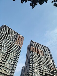 仰拍城市高层住宅