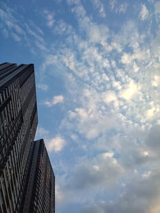高楼仰拍蓝天白云