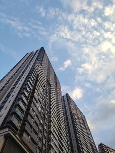 仰拍城市摩天大楼