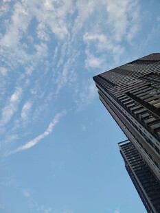 仰拍蓝天与高楼