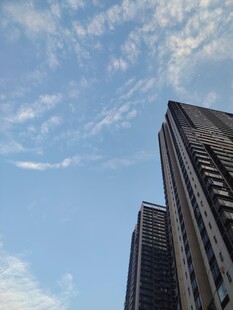 晴日仰拍城市高楼