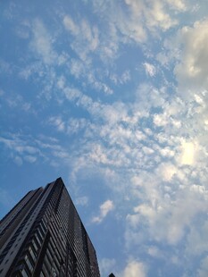 晴空下仰拍高楼