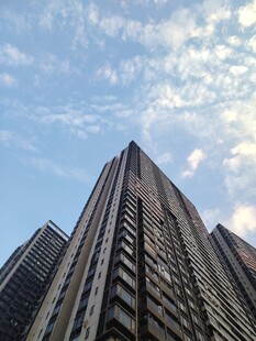仰拍城市摩天高楼