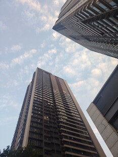 仰拍城市高层住宅楼