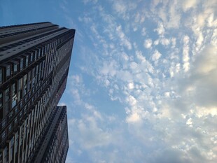 仰拍摩天楼与蓝天