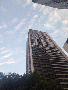 仰拍城市高层住宅楼