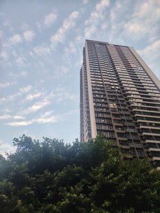 仰拍城市高层住宅楼