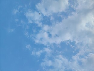 晴朗蓝天飘着碎云