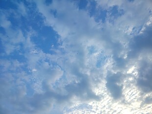 夏日蓝天薄云景观
