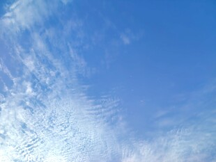 晴朗蓝天轻薄云絮