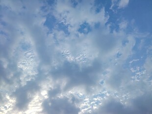 晴空薄云自然景观