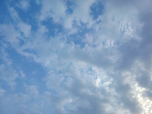 蓝天薄云晴空景象