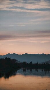 日暮湖山远景