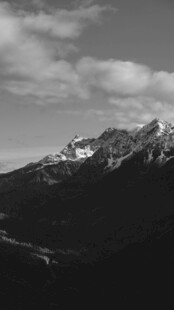 黑白高山云天风景