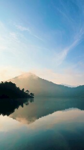 晨雾山湖自然风光