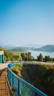 晴日湖畔步道风光