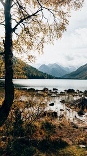 秋日湖岸山野风光