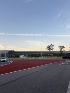 晴空下的公路与飞机