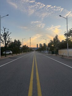 黄昏下的空旷公路