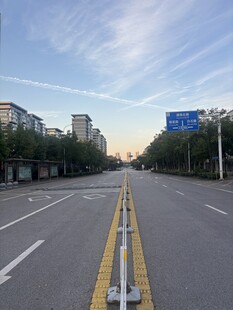 清晨空旷城市道路