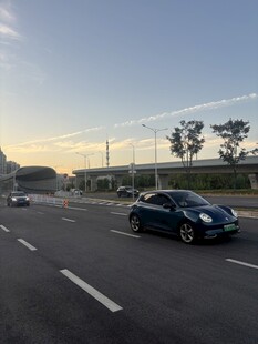 黄昏公路行驶的跑车