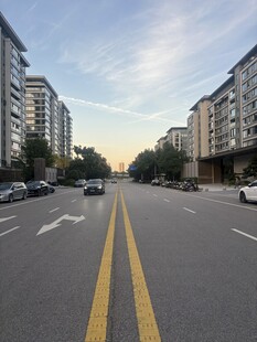 城市清晨居民区街道