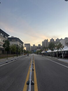 清晨空旷城市街道