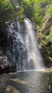 林间瀑布自然美景