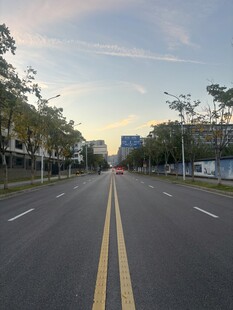 黄昏城市道路街景