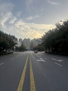 黄昏城市道路街景