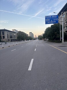 清晨空旷城市道路