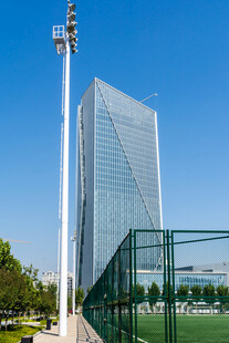 蓝天下的城市高楼景观