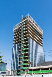 蓝天下在建高层办公楼