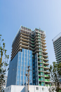 蓝天下的高层现代建筑