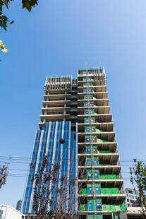 蓝天下的高层现代建筑