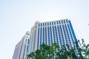 仰拍城市高层商务楼宇
