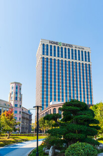 现代城市高层办公楼外景