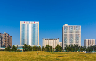 晴空下的城市建筑群