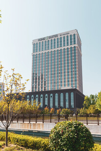 现代高层商务办公楼