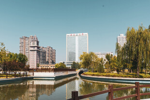 河畔城市秋日风光