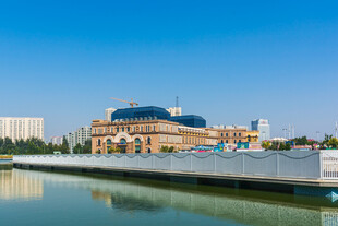 河畔城市建筑风光