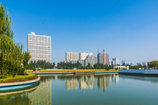 城市湖畔风光