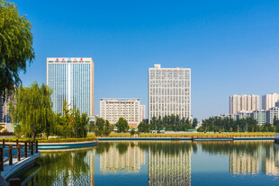 湖畔城市建筑景观