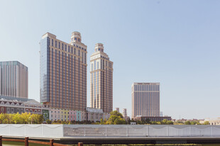 河畔城市高楼建筑群