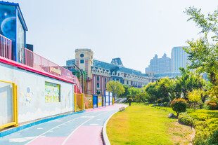 晴朗校园户外步道风景
