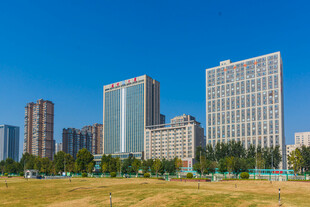 蓝天下城市高楼群
