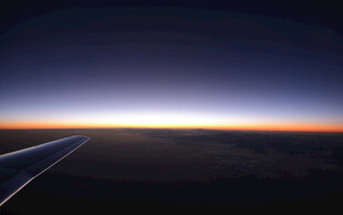 机窗外高空晨昏美景