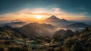 高山日出云海美景